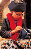 THAILANDE -Thai Yao Hill Tribe Woman - Making Handicraft At North Thailand - Carte Postale Ancienne - Tailandia