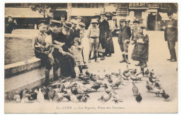 CPA 9 X 14 Rhône LYON  Les Pigeons, Place Des Terreaux Vieillard Barbu  Enfants   Entrée Restaurant AURA? - Andere & Zonder Classificatie