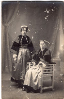 Carte Photo De Deux Jeune Femme élégante En Tenue Bretonne Posant Dans Un Studio Photo - Anonymous Persons