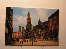 Muenchen - Munchen - Rathaus Und Frauenkirche - Muenchen