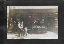 CARTE PHOTO PERSONNAGES DONT UN À VÉLO DEVANT LA BRASSERIE DES MOULINEAUX V DAMOTTE VIN LIQUEURS PARIS 1911 : - Shops