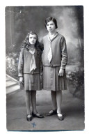 Carte Photo De Deux Jeune Fille élégante Dans Un Studio Photo Vers 1920 - Anonymous Persons