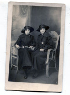 Carte Photo De Deux Jeune Fille élégante Posant Dans Un Studio Photo Vers 1920 - Anonymous Persons