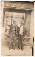 Carte Photo De Deux Jeune Hommes élégant Posant Devant La Devanture D'une Parfumerie Vers 1920 - Anonymous Persons