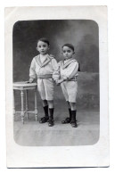 Carte Photo De Deux Petit Garcon élégant Posant Dans Un Studio Photo Vers 1920 - Anonymous Persons