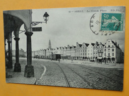 ARRAS -- Lot De 2 Cartes Différentes -- La Grande Place - Locomotive Et Convoi De Wagons - Arras