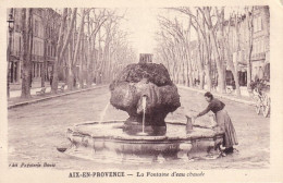 Aix En Provence La Fontaine D'eau Chaude ( Femme Prenant De L'eau Avec Un Broc - Aix En Provence