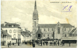 CPA 9 X 14 Finistère LANDIVISIAU   Sortie De Messe - Landivisiau