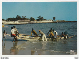 SENEGAL Retour De Pêche Barque Penda Diems Pêcheurs VOIR DOS Edit ADP Dakar N°8121 - Senegal