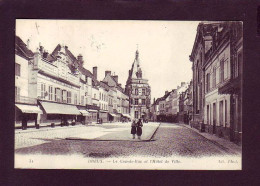 28 - DREUX - LA GRANDE RUE ET L'HOTEL DE VILLE - ANIMÉE -  - Dreux