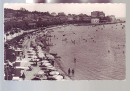 83 - SAINTE-MAXIME - LA PLAGE - ANIMÉE -  - Sainte-Maxime