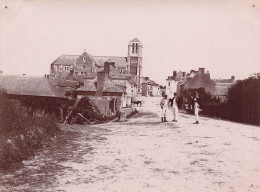 Joué Sur Erdre * Entrée Du Village Et église * Villageois * Photo Ancienne Circa 1890/1910 * 10.8x8.cm - Other & Unclassified