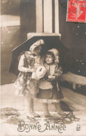 FETES - VOEUX - Bonne Année - Enfants Sous La Neige - Carte Postale Ancienne - Nouvel An