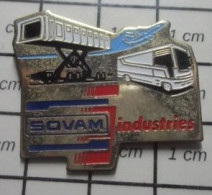 3617 Pin's Pins / Beau Et Rare / TRANSPORTS / SOVAM INDUSTRIES AUTOBUS PASSERELLE AEROPORT AVION - Trasporti