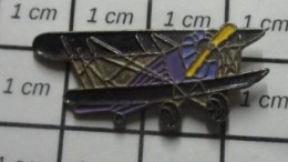 3617 Pin's Pins / Beau Et Rare / AVIATION / BIPLAN VIOLET A HELICE JAUNE - Airplanes