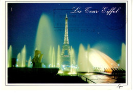 Paris  La Tour Eiffel Illuminée ( Jets D'eau , Timbrée En 1992 - Eiffeltoren