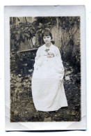 Carte Photo D'une Femme élégante Avec Sont Bébé Posant Dans Sont Jardin Vers 1915 - Anonymous Persons