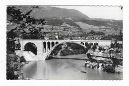 CPSM BELLEGARDE, LES BORDS DU RHONE, LE VIADUC ROUTIER DE SAVOIE, Format 9 Cm Sur 14 Cm Environ, AIN 01 - Bellegarde-sur-Valserine