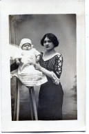 Carte Photo D'une Femme élégante Avec Sont Petit Bébé Posant Dans Un Studio Photo Vers 1920 - Personnes Anonymes