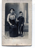 Carte Photo D'une Femme élégante Avec Sont Petit Garcon Dans Un Studio Photo - Anonymous Persons