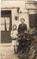 Carte Photo D'une Femme Avec Sa Jeune Fille Posant Dans La Cour De Sont Immeuble En 1916 - Personnes Anonymes