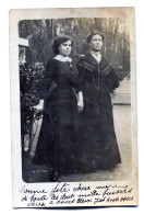 Carte Photo D'une Femme élégante Avec Sa Jeune Fille Posant Devant Leurs Maison Vers 1910 - Personnes Anonymes