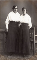 Carte Photo De Deux Jeune Femmes élégante Posant Dans Un Studio Photo - Personnes Anonymes
