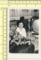 REAL PHOTO Ancienne, Cute Little Kid Girl With Dolls Sitting On Sofa Petit Fillette Et Poupées Assises Sur Un Canape - Personnes Anonymes