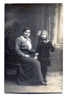 Carte Photo D'une Femme élégante Avec Sa Petite Fille Posant Dans Un Studio Photo Vers 1910 - Anonieme Personen