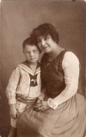 Carte Photo D'une Femme élégante Avec Sont Jeune Fils Posant Dans Un Studio Photo En 1919 - Personnes Anonymes