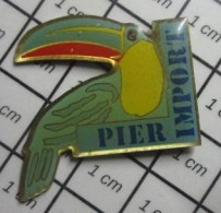3617 Pin's Pins / Beau Et Rare / ANIAMUX / OISEAU TROPICAL TOUCAN PIER IMPORT - Tiere