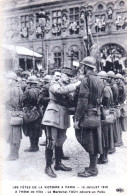 PARIS - Les Fetes De La Victoire - 13 Juillet 1919 - A L'hotel De Ville - Le Marechal Foch Decore Un Poilu - Weltkrieg 1914-18