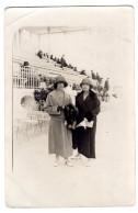 Carte Photo De Deux Jeune Femmes élégante Posant Dans Un Hippodrome Vers 1920 - Anonieme Personen