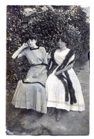 Carte Photo De Deux Jeune Fille élégante Posant Dans Leurs Jardin Vers 1910 - Anonieme Personen