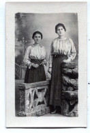 Carte Photo De Deux Jeune Fille élégante Posant Dans Un Studio Photo Vers 1910 - Personnes Anonymes