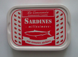 Boite De Sardines (vide !)  "La Concarnoise" Conserverie COURTIN - Aux Tomates Séchées - Autres & Non Classés