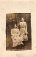 Carte Photo De Deux Jeune Filles élégante Posant Dans Un Studio Photo Vers 1910 - Personnes Anonymes