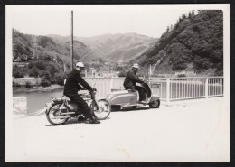 Jolie Photographie JAPON, Hommes Sur Mobylette Et Scooter, Années 60, Beau Tirage Original 9 X 6,3 Cm - Cars