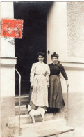 Carte Photo De Deux Femmes élégante Avec Leurs Chien Posant L'entré De Leurs Immeuble Vers 1915 - Anonyme Personen