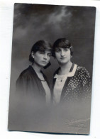 Carte Photo De Deux Jeune Femmes élégante Posant Dans Un Studio Photo - Personas Anónimos