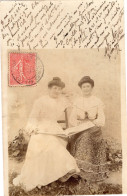Carte Photo De Deux Jeune Fille élégante Posant Dans Leurs Jardin Vers 1910 - Anonieme Personen