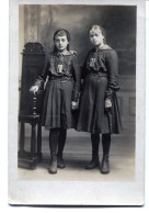 Carte Photo De Deux Jeune Fille élégante Posant Dans Un Studio Photo Vers 1910 - Personnes Anonymes