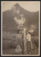 Jolie Photographie JAPON, Deux Femmes Devant Panneaux Routiers Mont Kamiyama Motohakone, Hakone 5,7x7,8 Cm - Plaatsen