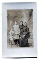 Carte Photo De Deux Femmes élégante Avec Deux Jeune Fille élégante Posant Dans Un Studio Photo Vers 1910 - Anonymous Persons