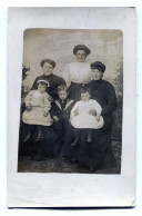 Carte Photo De Trois Femmes élégante Avec Deux Petite Fille Et Un Petit Garcon Devant Leurs Maison Vers 1910 - Anonymous Persons