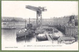 CPA - FINISTERE - BREST - UN COIN DU PORT DE GUERRE ET LA GRUE ÉLECTRIQUE - Bateau - Brest