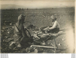 FRANCE DANS UN CAMP DE TRAVAILLEURS HINDOUS FACONNAGE DE PIQUETS  WW1 PHOTO ORIGINALE  18 X 13 CM - Oorlog, Militair