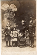 Carte Photo D'une Femme élégante Avec Ces Deux Petite Fille Et Sont Jeune Garcon Dans Un Studio Photo - Personnes Anonymes