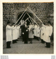 RENINGELST BELGIQUE GROUPE DE MAQUIGNONS  CEREMONIE SORTIE EGLISE PHOTO ORIGINALE 6 X 6 CM R3 - Places