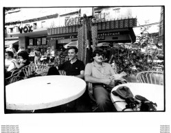 AVIGNON 1980  CAFE DEVANT LE CINEMA VOX  PHOTO  ORIGINALE 24 X 18 CM - Places